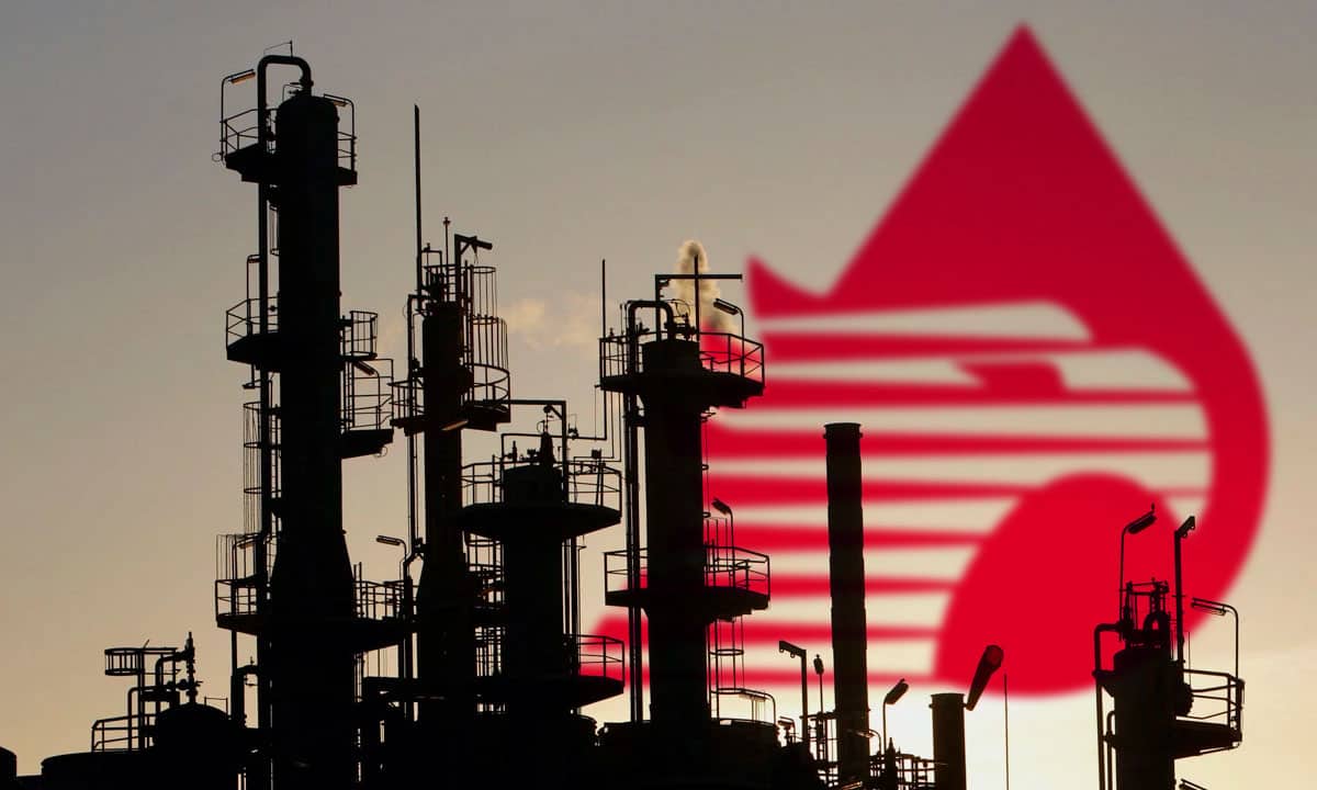 siluetas de la refinería de PEMEX